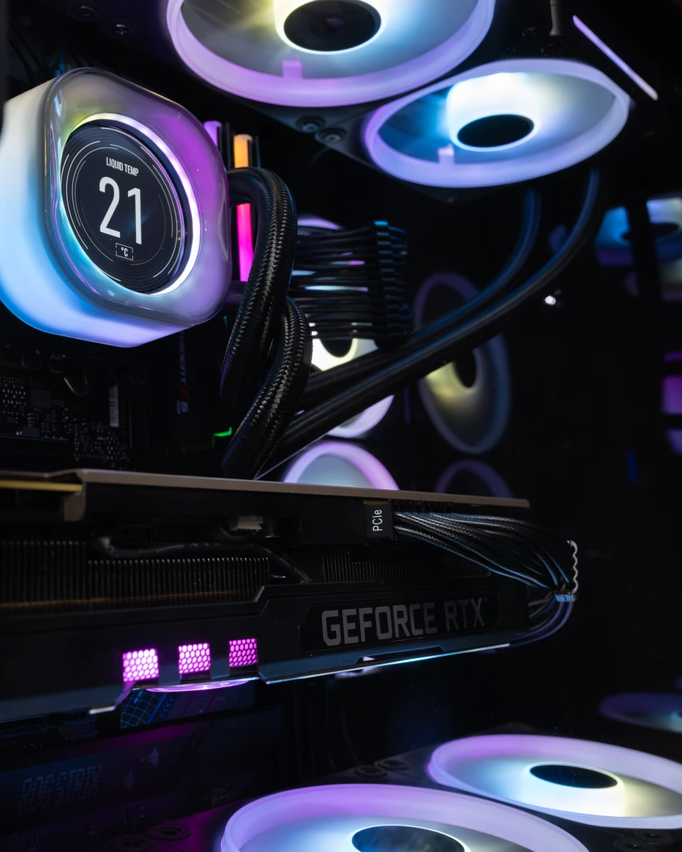 RGB Gaming PC mit Wasserkühlung – PC Reparatur Rapperswil – PCbase