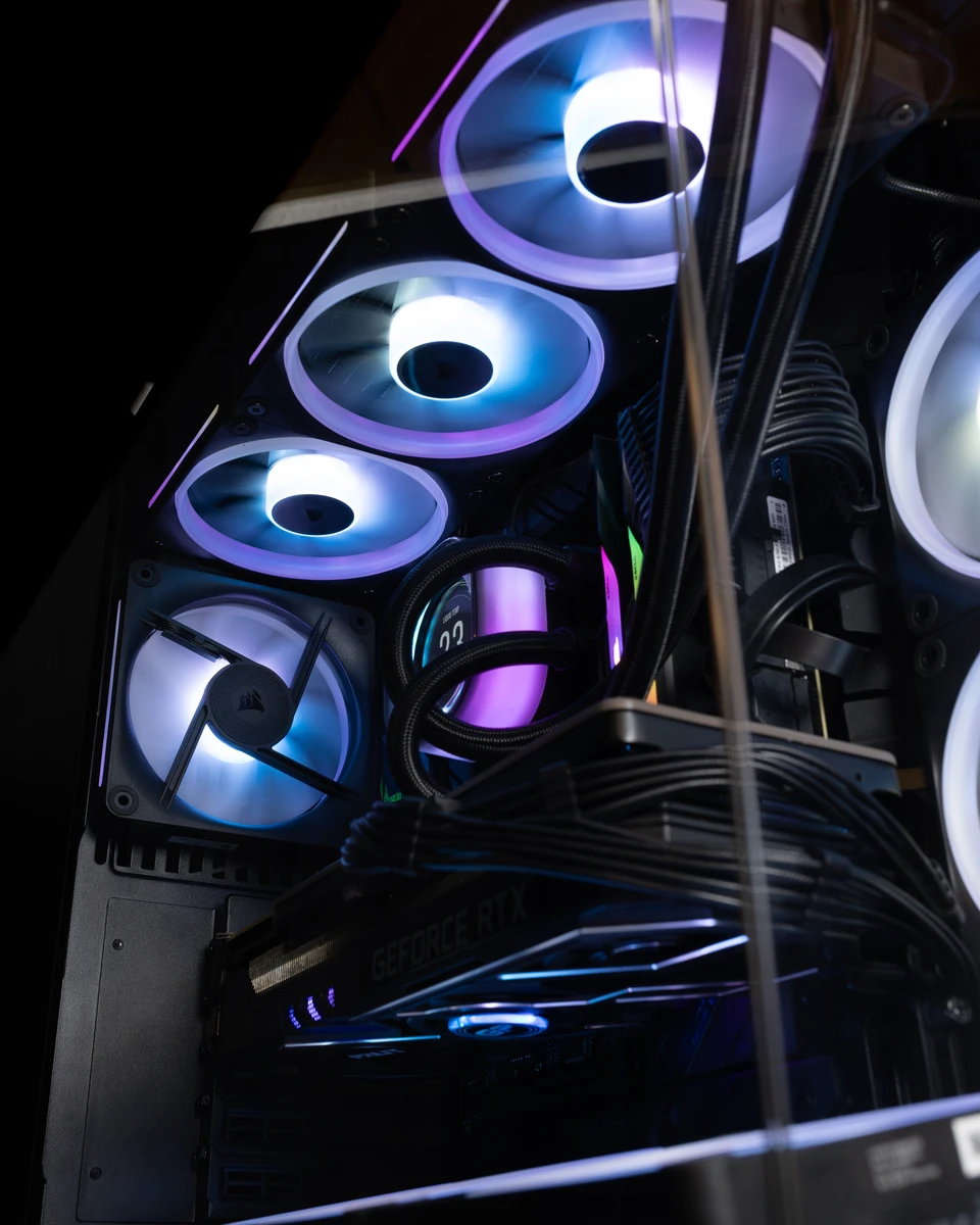 Gaming PC Innenansicht RGB-Lüfter – PC Reparatur Jona – PCbase