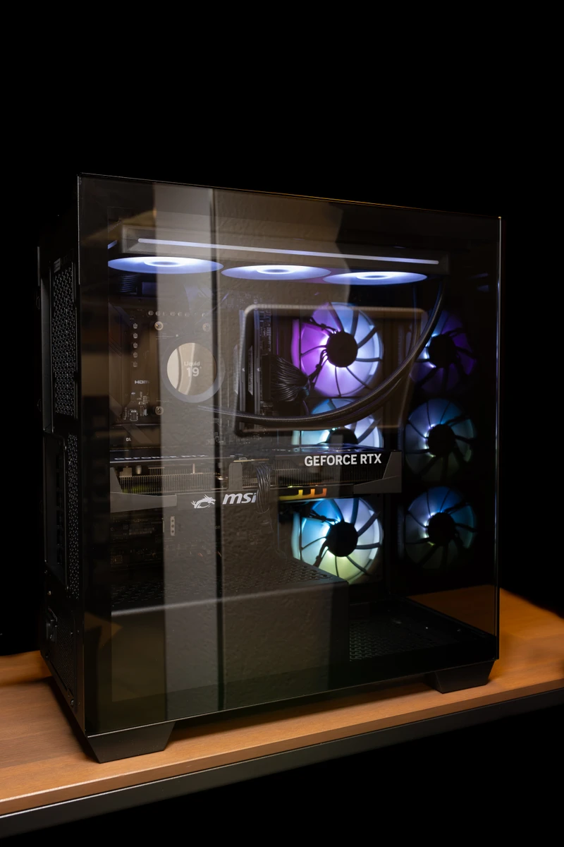 Gaming PC Glasgehäuse mit RGB-Beleuchtung – PC Hilfe Pfäffikon SZ – PCbase