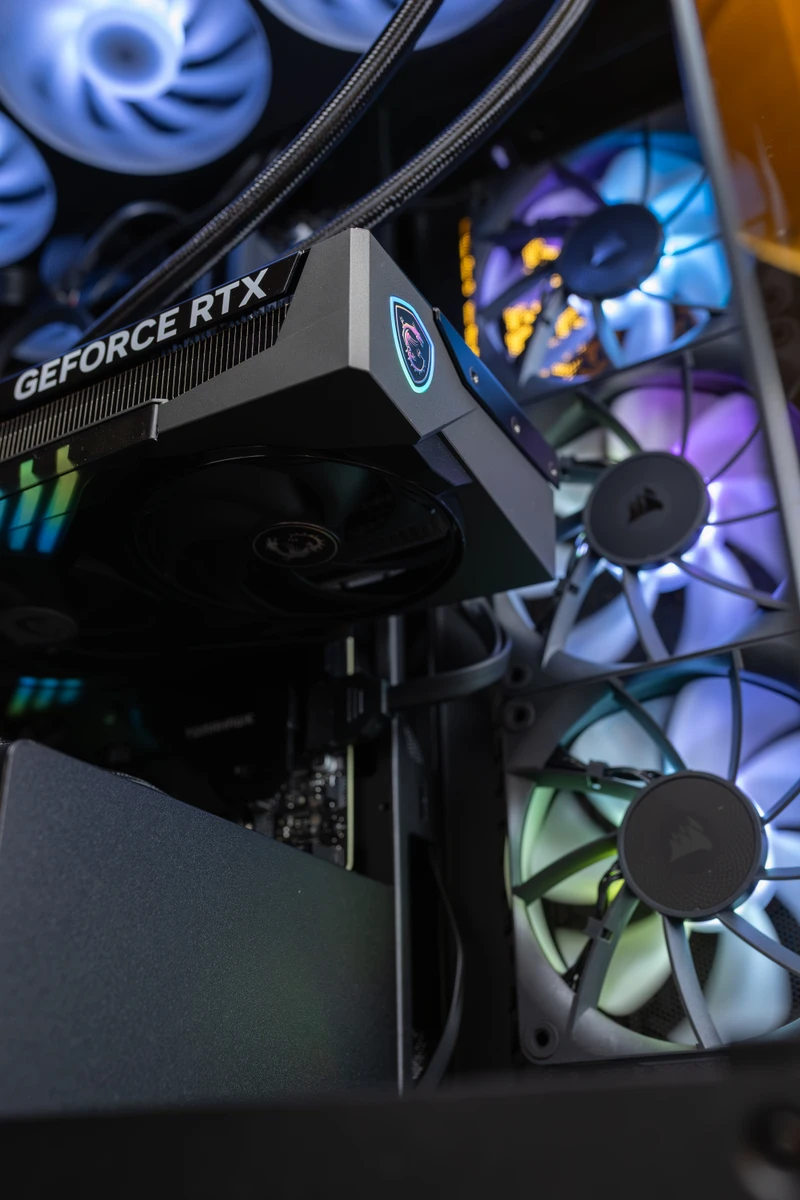 Custom PC mit GeForce RTX und ARGB-Lüftern – IT-Support Rüti ZH – PCbase