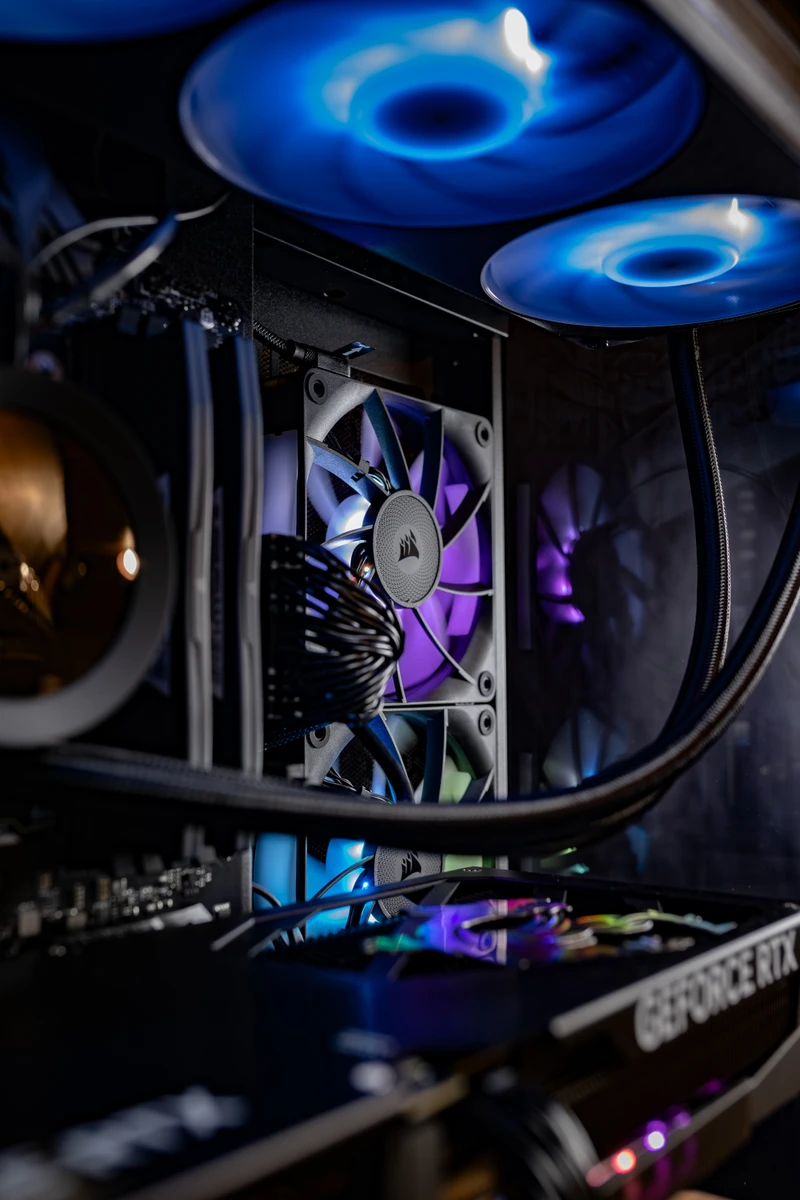 PC Build Innenansicht blaue RGB-Beleuchtung – PC Support Hinwil – PCbase