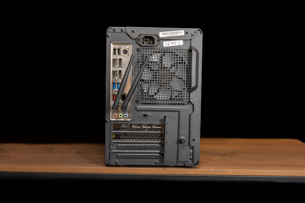 PC Rückseite Anschlüsse und Kabelmanagement – IT-Support Uetikon am See – PCbase