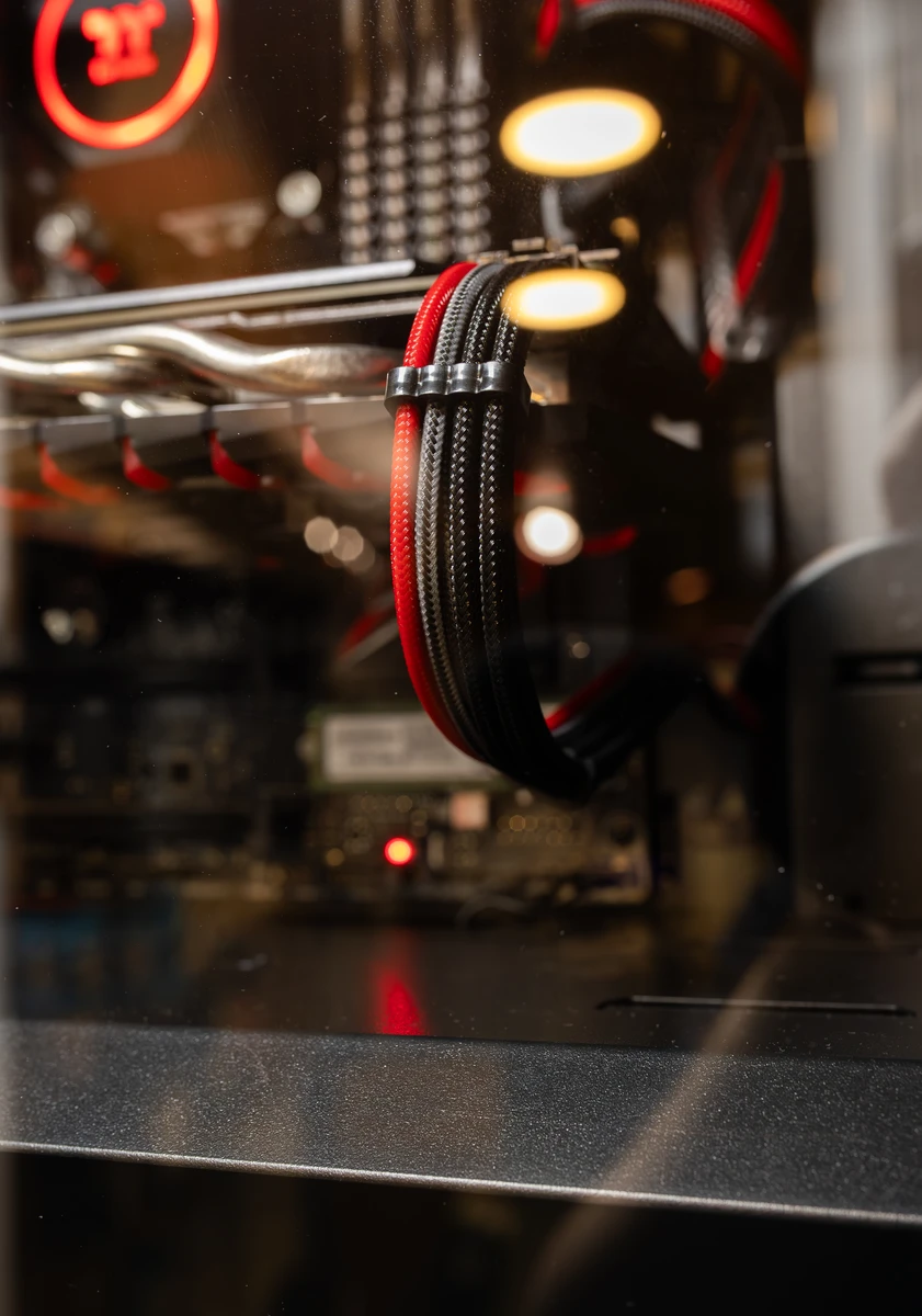 Custom PC Build rote RGB-Beleuchtung Detailaufnahme – PC Hilfe Jona – PCbase
