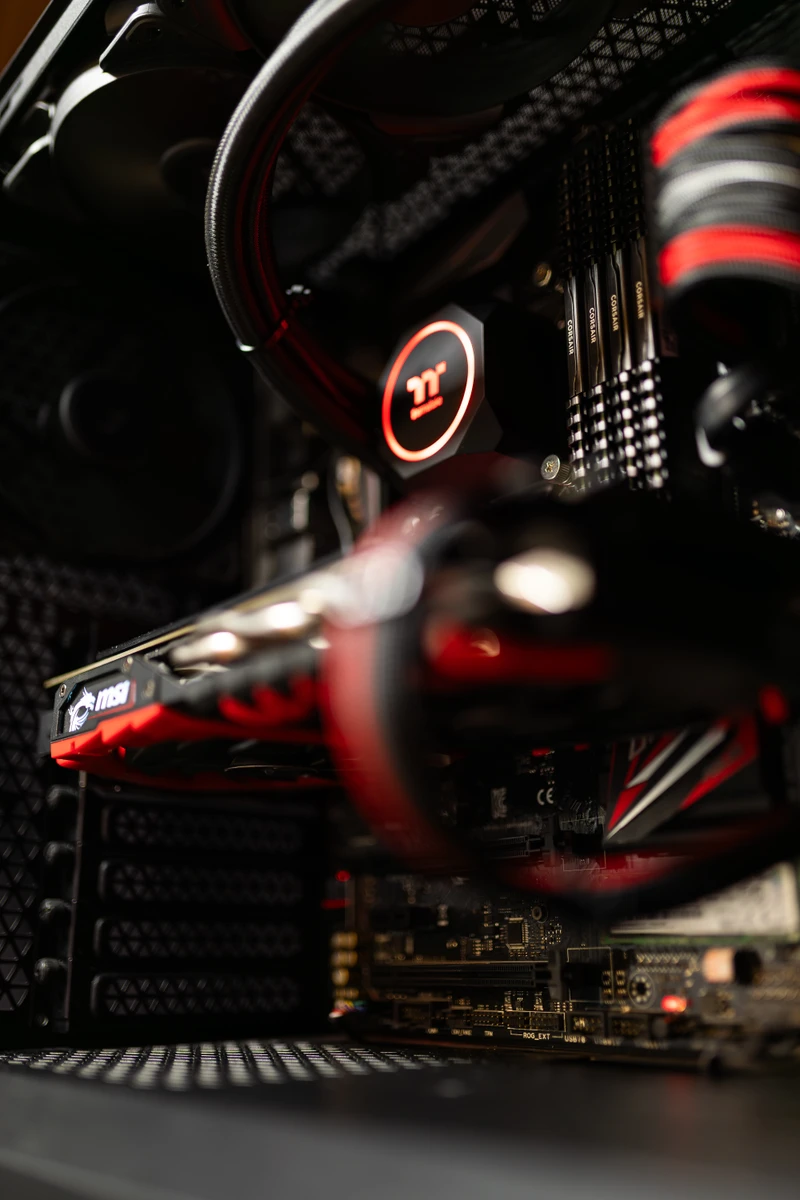 High-End CPU-Kühler rot beleuchtet – IT-Support Schmerikon – PCbase