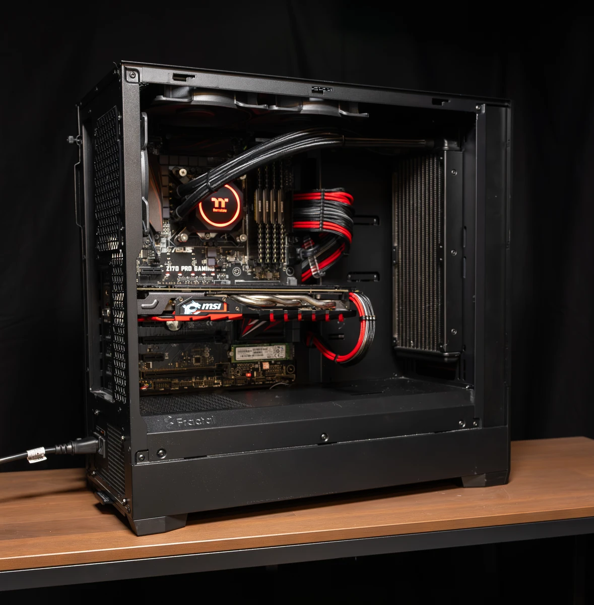 Gaming PC Tower mit roter Wasserkühlung – PC Reparatur Uznach – PCbase