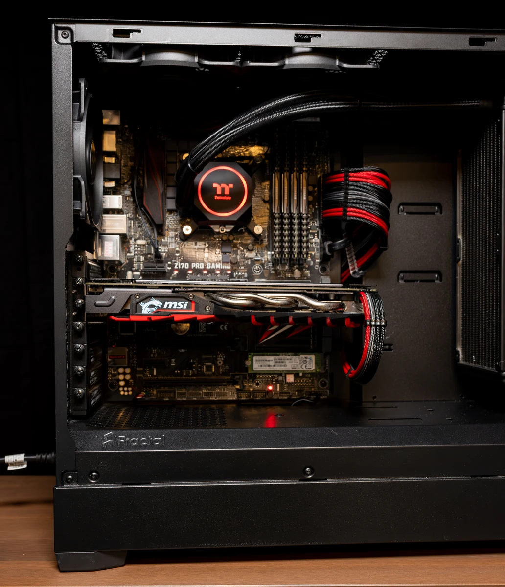 Custom Gaming PC Innenansicht rote Beleuchtung – PC Support Lachen SZ – PCbase